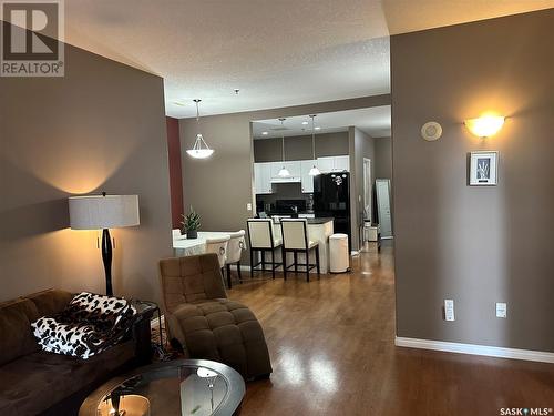 403 1901 Victoria Avenue, Regina, SK - Indoor Photo Showing Living Room