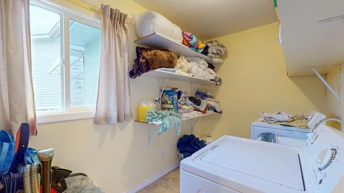 1402 Birch Street, Creston, BC - Indoor Photo Showing Laundry Room