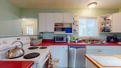1402 Birch Street, Creston, BC - Indoor Photo Showing Kitchen With Double Sink