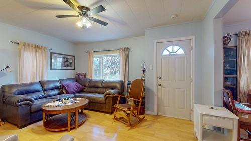 1402 Birch Street, Creston, BC - Indoor Photo Showing Living Room
