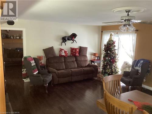 9573 Road 3 N, Minto Twp, ON - Indoor Photo Showing Living Room