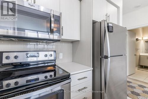 #304 -111 Worsley St E, Barrie, ON - Indoor Photo Showing Kitchen