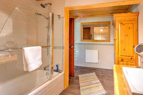 1732 Oberg Johnson Road, Golden, BC - Indoor Photo Showing Bathroom