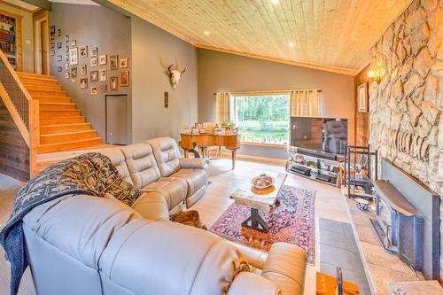 1732 Oberg Johnson Road, Golden, BC - Indoor Photo Showing Living Room