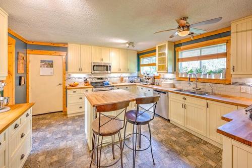 1732 Oberg Johnson Road, Golden, BC - Indoor Photo Showing Kitchen With Double Sink