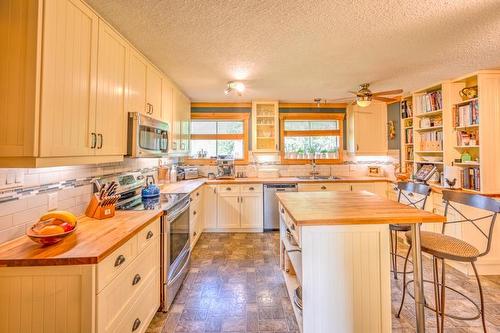 1732 Oberg Johnson Road, Golden, BC - Indoor Photo Showing Kitchen
