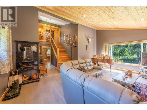 1732 Oberg Johnson Road, Golden, BC - Indoor Photo Showing Living Room