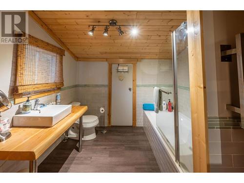 1732 Oberg Johnson Road, Golden, BC - Indoor Photo Showing Bathroom