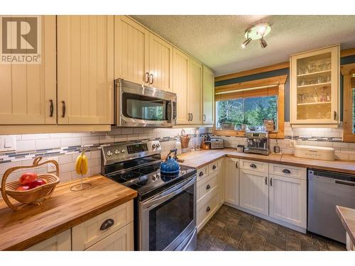 1732 Oberg Johnson Road, Golden, BC - Indoor Photo Showing Kitchen