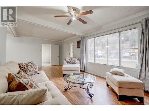 11214 Adams Avenue, Summerland, BC - Indoor Photo Showing Living Room