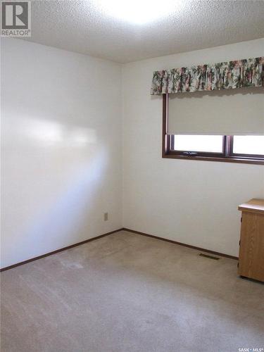 85 3Rd Street E, Fox Valley, SK - Indoor Photo Showing Other Room