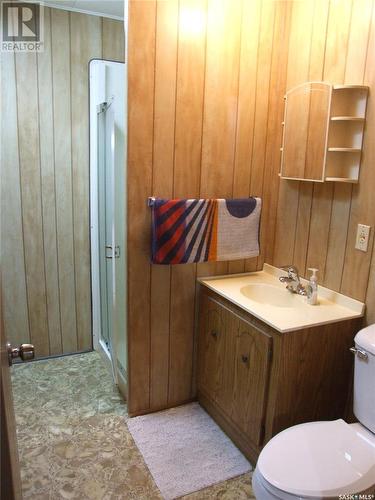 85 3Rd Street E, Fox Valley, SK - Indoor Photo Showing Bathroom