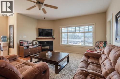 13615 Victoria Road Unit# 303, Summerland, BC - Indoor Photo Showing Living Room