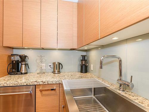 601-1400 Lynburne Pl, Langford, BC - Indoor Photo Showing Kitchen With Upgraded Kitchen