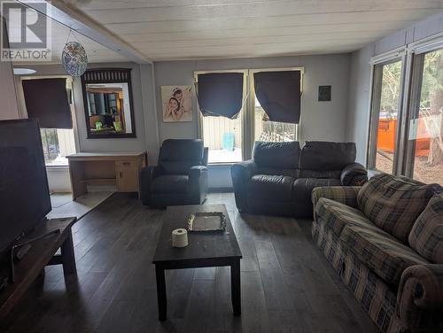 1391 Gillespie Road, Sorrento, BC - Indoor Photo Showing Living Room