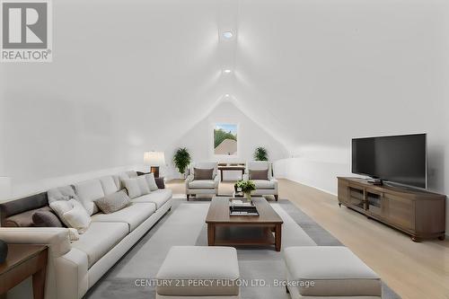 4816 Saint Clair Avenue, Niagara Falls, ON - Indoor Photo Showing Living Room