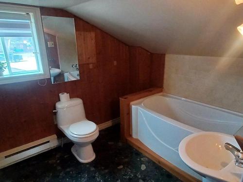 Salle de bains - 115 Rue Notre-Dame, Maniwaki, QC - Indoor Photo Showing Bathroom