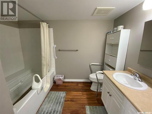 226 60 Stevenson Crescent, Kindersley, SK - Indoor Photo Showing Bathroom
