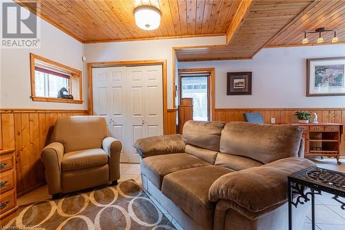 5202 Highway 6, Northern Bruce Peninsula, ON - Indoor Photo Showing Living Room