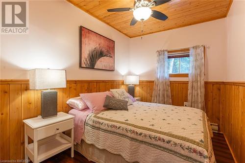 5202 Highway 6, Northern Bruce Peninsula, ON - Indoor Photo Showing Bedroom