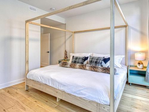 Master bedroom - 202-3010 Allée Du Valais, Mont-Tremblant, QC - Indoor Photo Showing Bedroom