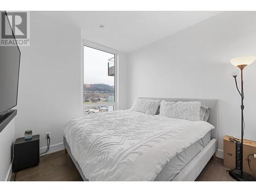 1181 Sunset Drive Unit# 908, Kelowna, BC - Indoor Photo Showing Bedroom