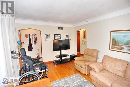 7451 Wyandotte East, Windsor, ON - Indoor Photo Showing Living Room