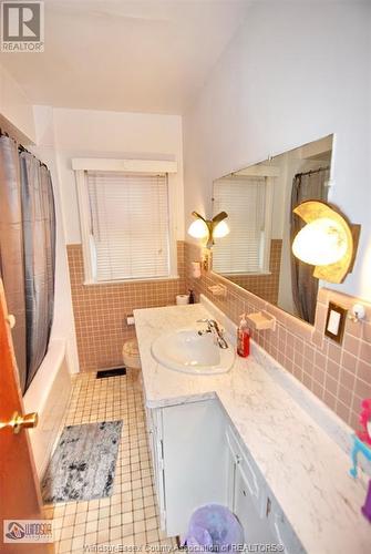 7451 Wyandotte East, Windsor, ON - Indoor Photo Showing Bathroom
