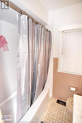 7451 Wyandotte East, Windsor, ON - Indoor Photo Showing Bathroom