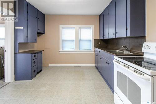 67 Central Avenue S, Swift Current, SK - Indoor Photo Showing Kitchen With Double Sink