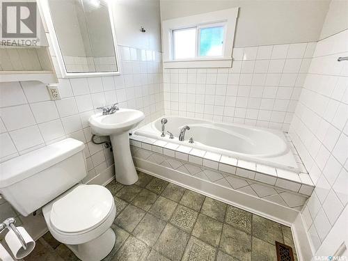 67 Central Avenue S, Swift Current, SK - Indoor Photo Showing Bathroom