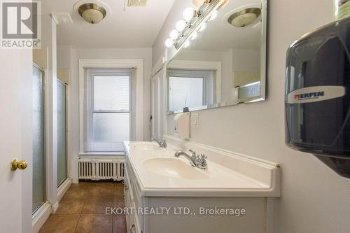 144 Foster Avenue, Belleville, ON - Indoor Photo Showing Bathroom