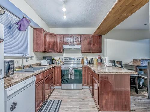 34-3025 Cowichan Lake Rd, Duncan, BC - Indoor Photo Showing Kitchen With Double Sink