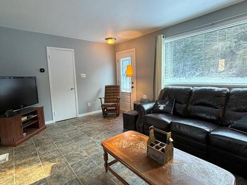 Salon - 2697 Route 323 N., Amherst, QC - Indoor Photo Showing Living Room With Fireplace