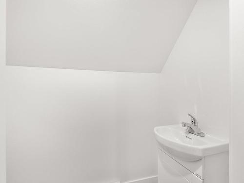 Powder room - 1520 Av. Ste-Croix, Montréal (Saint-Laurent), QC - Indoor Photo Showing Bathroom