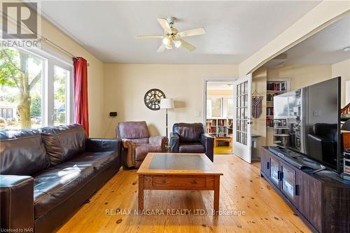 1400 Haist Street, Pelham, ON - Indoor Photo Showing Living Room