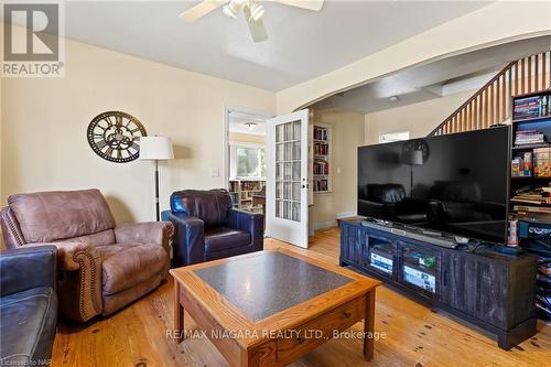 1400 Haist Street, Pelham, ON - Indoor Photo Showing Living Room