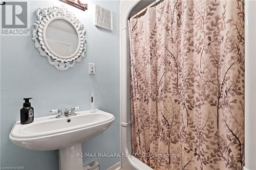 1400 Haist Street, Pelham, ON - Indoor Photo Showing Bathroom