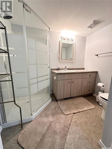 23 Mcgillivray Bay, Weyburn, SK - Indoor Photo Showing Bathroom