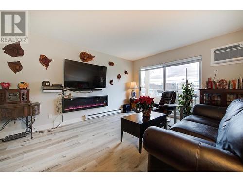 1318 Richter Street Unit# 202, Kelowna, BC - Indoor Photo Showing Living Room