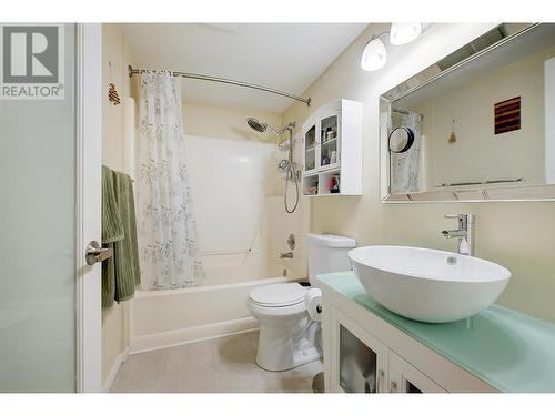 1318 Richter Street Unit# 202, Kelowna, BC - Indoor Photo Showing Bathroom