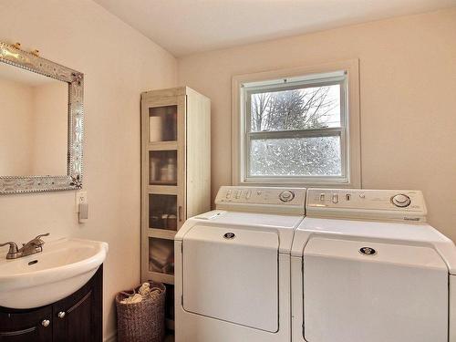 Salle d'eau - 184 Rue Principale, Brownsburg-Chatham, QC - Indoor Photo Showing Laundry Room