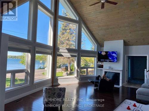 2858 Lakeshore Road E, Oro-Medonte, ON - Indoor Photo Showing Living Room