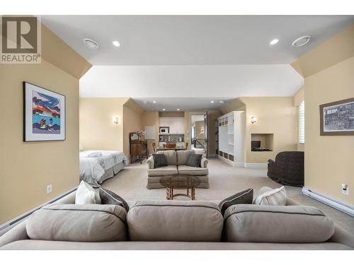 225 Swick Road, Kelowna, BC - Indoor Photo Showing Living Room