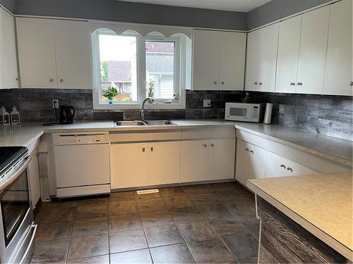 610 2Nd Street N, Swan River, MB - Indoor Photo Showing Kitchen With Double Sink