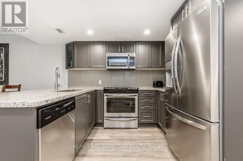 307 - 80 Horseshoe Boulevard, Oro-Medonte, ON - Indoor Photo Showing Kitchen With Stainless Steel Kitchen With Upgraded Kitchen