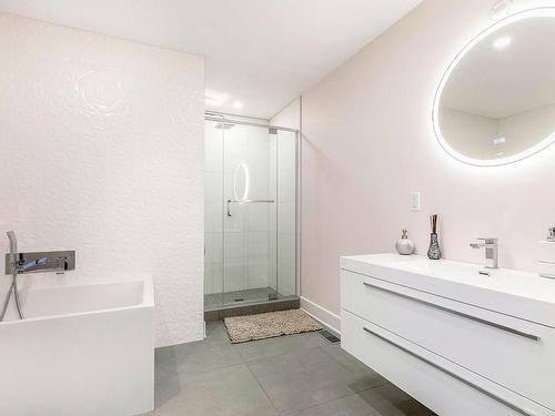 Salle de bains - 7695 Rue De Liverpool, Brossard, QC - Indoor Photo Showing Bathroom