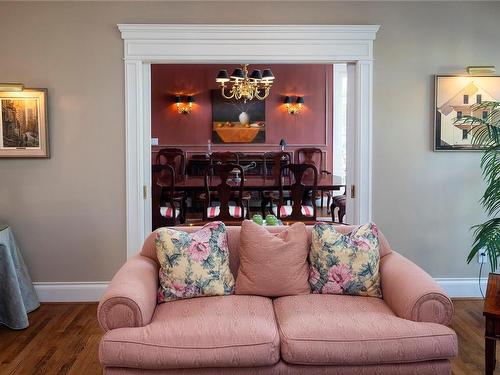 2520 Cotswold Rd, Oak Bay, BC - Indoor Photo Showing Living Room