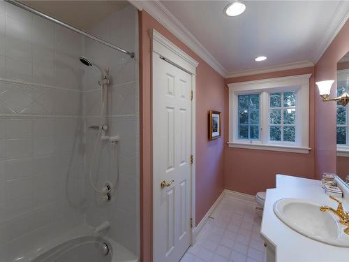 2520 Cotswold Rd, Oak Bay, BC - Indoor Photo Showing Bathroom
