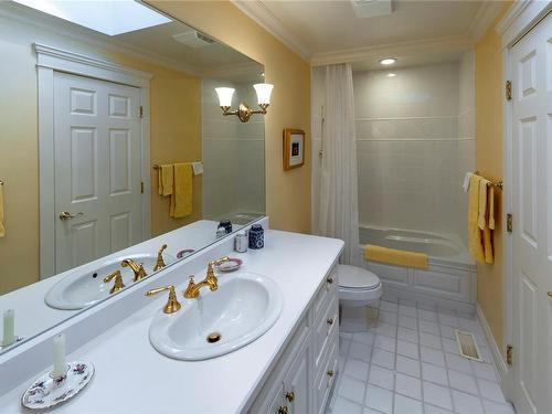 2520 Cotswold Rd, Oak Bay, BC - Indoor Photo Showing Bathroom